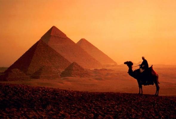 Découvrez le complexe pyramidal de Gizeh depuis le port d'El Sokhna