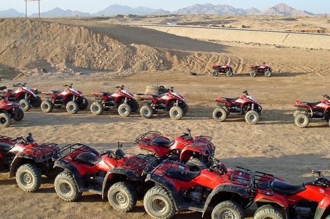 Quad au coucher ou au lever du soleil