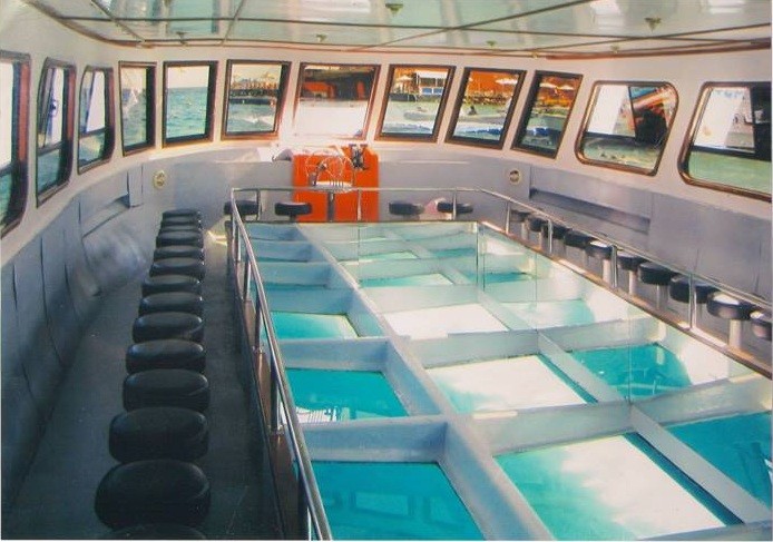 Excursión en barco con fondo de cristal